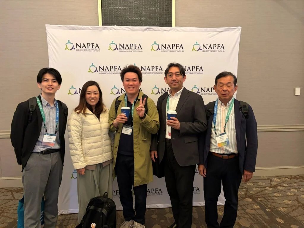 視察チーム・NAPFAフォトウォール前にて