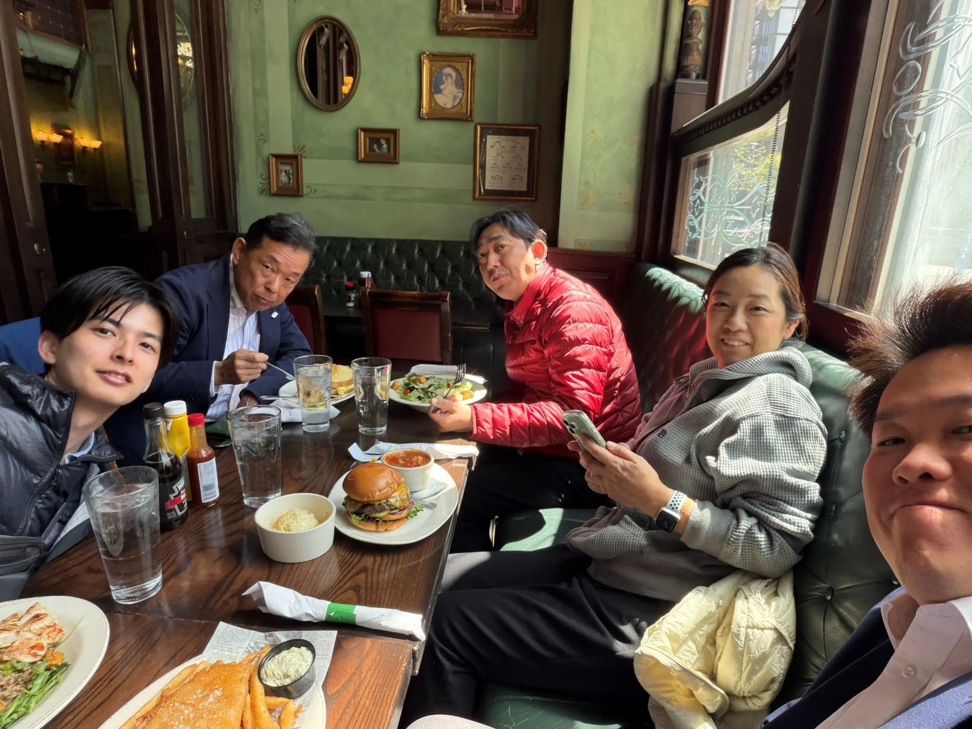 視察を終えたチームでの食事